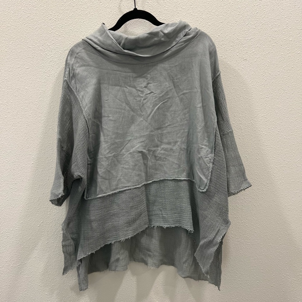 Tina Stephan’s blue pullover sweater one size